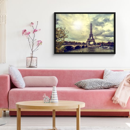 Poster in lijst - Fotolijst 90x60 cm - Posters - Uitzicht over het water op de Eiffeltoren en Parijs - Posterlijst zwart - Decoratie - Wanddecoratie woonkamer - Muurdecoratie slaapkamer