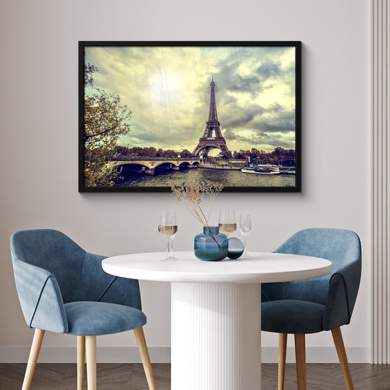 Poster in lijst - Fotolijst 90x60 cm - Posters - Uitzicht over het water op de Eiffeltoren en Parijs - Posterlijst zwart - Decoratie - Wanddecoratie woonkamer - Muurdecoratie slaapkamer