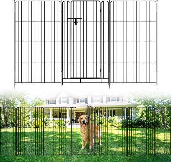 Barrière noire pour chien en métal avec un portillon, installée dans une cour avec un Golden Retriever.