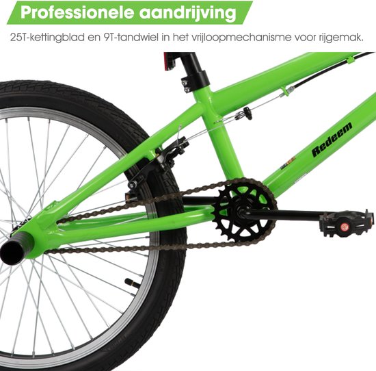 Detailopname van de aandrijving van de groene kinder BMX fiets: 25T kettingblad en 9T tandwiel.