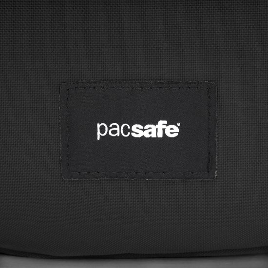 Logo op de zwarte Pacsafe tas.