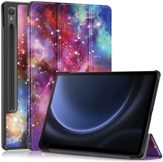 Étui pour tablette avec imprimé galaxie et stylet, une tablette avec l'étui est visible en arrière-plan.