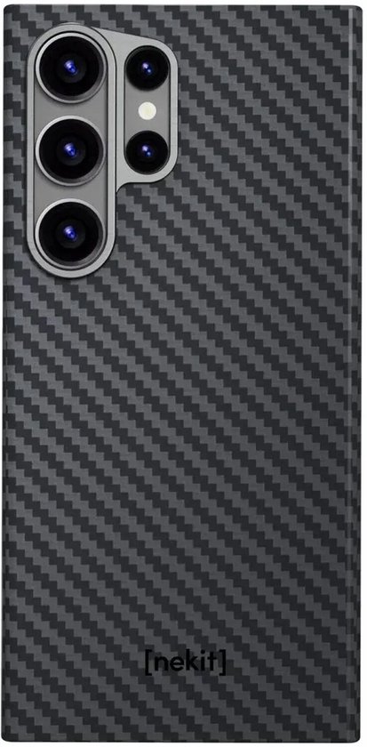 Zwarte NEKIT telefoonhoes met koolstofvezelpatroon, met camera-uitsparing.