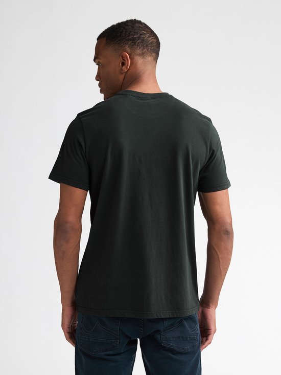 Donkergroen T-shirt, achterkant. Model draagt jeans.