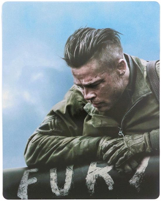 Brad Pitt als Wardaddy, een soldaat in een groen uniform, leunt op een tank met het woord "FURY" erop.