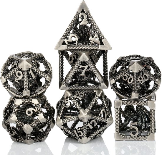 Een stapel van vijf metalen holle dobbelstenen met drakenmotief, zilverkleurig.