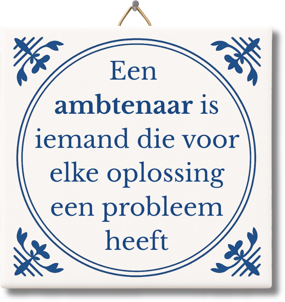 Tegeltje met Tekst van NietMokken® – Een ambtenaar is iemand die voor elke oplossing een probleem heeft – Grappig Ambtenaar Tegeltje – Cadeau voor collega, pensioen of afscheid – Met ophanghaakje, premium verpakking, viltje en ansichtkaart – Glossy