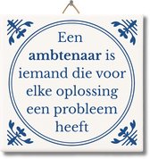 Tegeltje met Tekst van NietMokken® – Een ambtenaar is iemand die voor elke oplossing een probleem heeft – Grappig Ambtenaar Tegeltje – Cadeau voor collega, pensioen of afscheid – Met ophanghaakje, premium verpakking, viltje en ansichtkaart – Glossy
