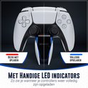 Twee witte PS5 controllers op zwart laadstation. Rode LED voor opladen, blauwe LED voor vol.