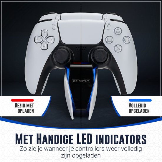 Twee witte PS5 controllers op zwart laadstation. Rode LED voor opladen, blauwe LED voor vol.