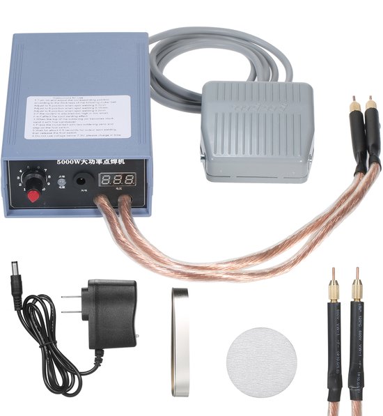 Lichtblauwe lasmachine met voetpedaal, twee laspennen en diverse accessoires zoals oplader en schuurpapier.