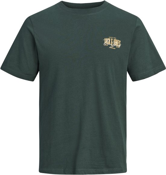 Donkergroene t-shirt met korte mouwen en gele opdruk op de borst, gepresenteerd op een zwarte achtergrond.