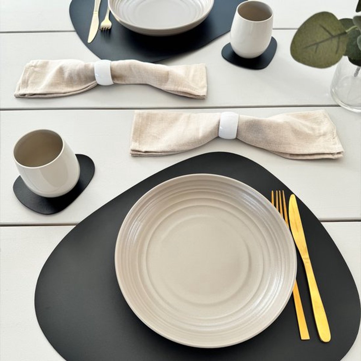 4 PU leren placemats - Zwart - Mooi Design - Driehoekig - Restaurant Uitstraling - Voor Binnen en buiten - 44 X 34 cm - Onderleggers - Water afstotend - Afneembaar