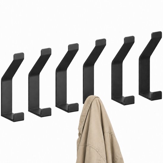 Zes zwarte wandhaken, één met een beige jas eraan.