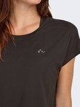 Close-up van een donkerbruin t-shirt met ronde hals en een kleine logo-print op de borst.