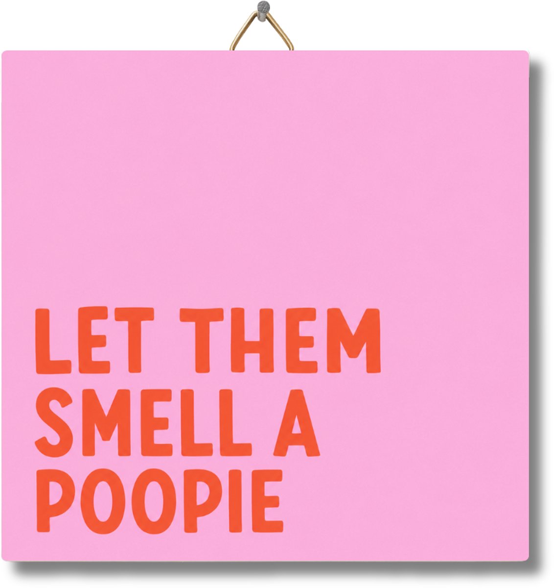 Tegeltje 15x15cm met Tekst van NietMokken® – Let Them Smell A Poopie – Grappig WC Tegeltje – Humor Cadeau voor toilet, badkamer of housewarming – Met ophanghaakje – Premium verpakking, gratis viltje en ansichtkaart – Glossy