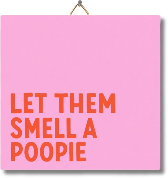 Roze tegel met oranje tekst "LET THEM SMELL A POOPIE".