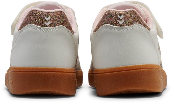 Achterkant van witte sneakers met roze glitterende details