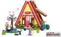 LEGO Friends Natuur Glamping Cabin met twee minipoppen, een kat, een boom en een motor.