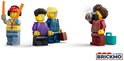 Vier LEGO City minifiguren: een beveiligingsmedewerker, een zakenvrouw, een fotografe en een passagier met koffer. De fotografe maakt een foto.