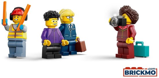 Vier LEGO City minifiguren: een beveiligingsmedewerker, een zakenvrouw, een fotografe en een passagier met koffer. De fotografe maakt een foto.