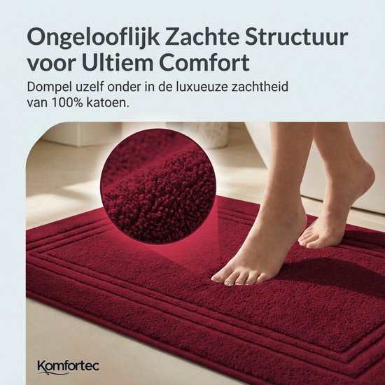 Voeten op een zachte, bordeauxrode badmat met een pluizige textuur, die ultiem comfort biedt. Close-up van de textielvezels.