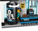 LEGO figuur die uit een draaiende vuilnisbak met skeletprint kijkt, bij een LEGO City luchthaven.