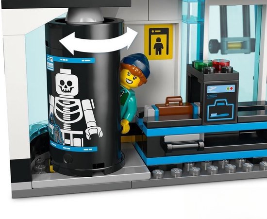 LEGO figuur die uit een draaiende vuilnisbak met skeletprint kijkt, bij een LEGO City luchthaven.
