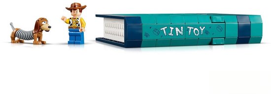LEGO Slinky Hond, Woody en een blauwgroene LEGO boekensteun die 'TIN TOY' op de rug heeft.