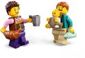 Twee LEGO minifiguren: één met een croissant en mok, de ander met een baby in draagzak en flesje.