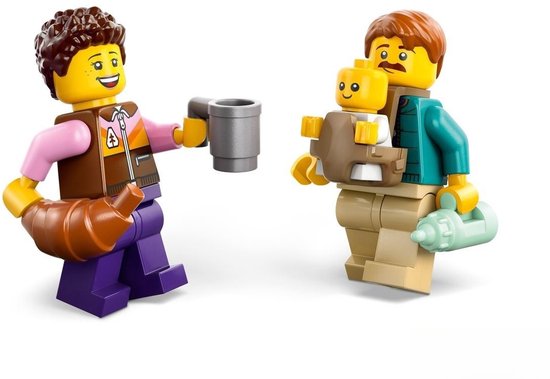 Twee LEGO minifiguren: één met een croissant en mok, de ander met een baby in draagzak en flesje.