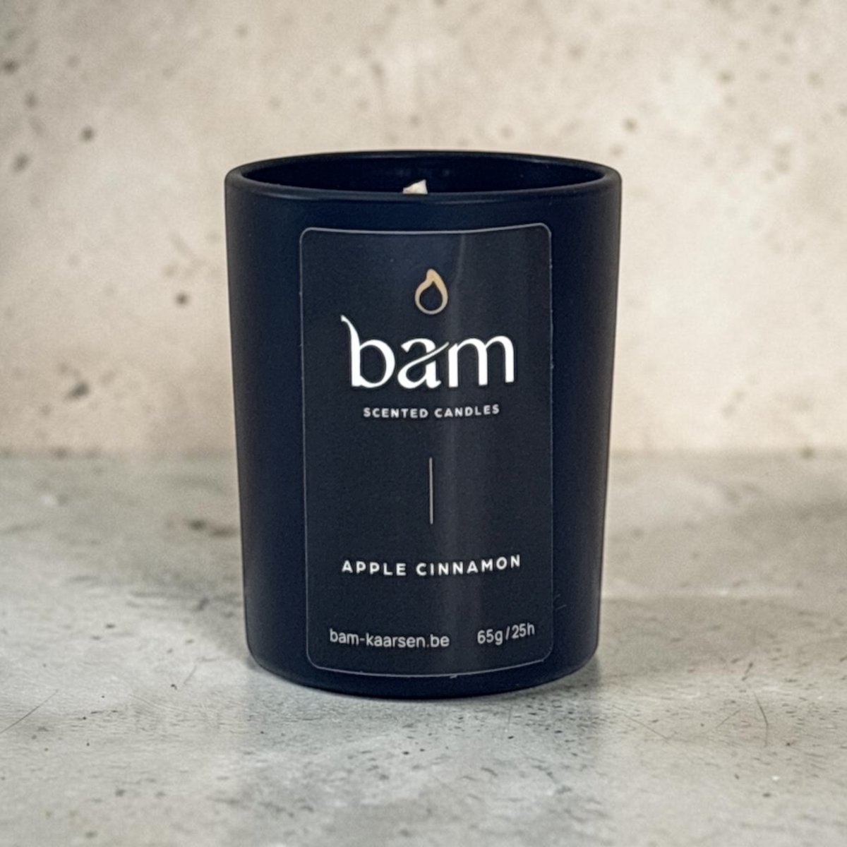 BAM Mini Apple Cinnamon Geurkaars – Appel Kaneel Kaars met Houten Wiek – Vegan Geurkaars van Zonnebloemwas – 25 Branduren – Zwart Potje