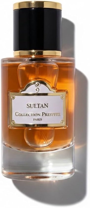 Sultan Eau de Parfum flesje met amberkleurige vloeistof, wit label met gouden rand en zwarte dop.