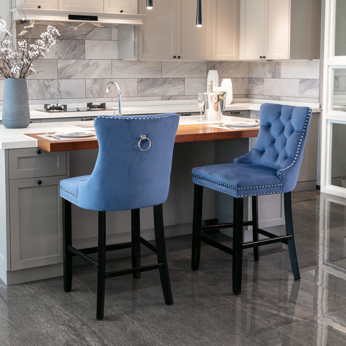 MEUNIQ barkruk set van 2 in blauw velvet met hoge rugleuning, gewatteerde zitting, houten poten en verstelbare voetdoppen voor eetkamer en keukenbar