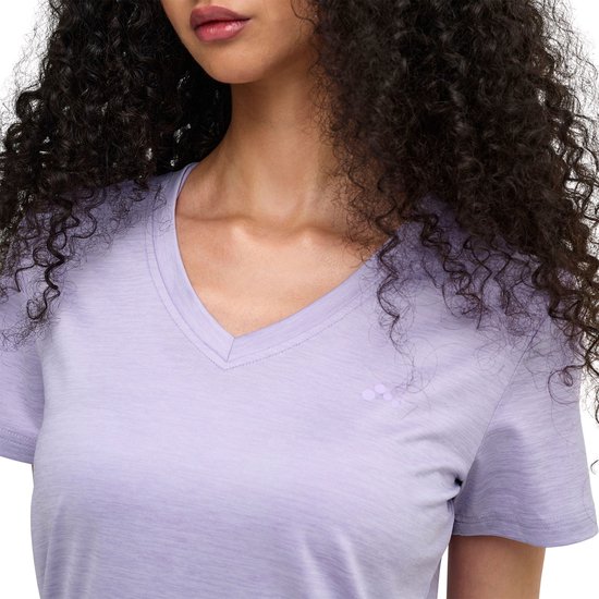 Model draagt een lichtpaars V-hals T-shirt met een klein logo op de borst. Close-up van voren.