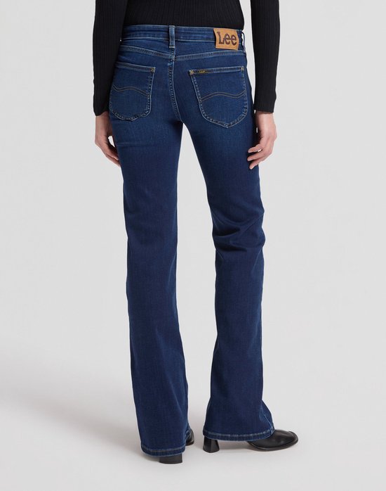 Achterkant van donkerblauwe Lee jeans met boothcut.