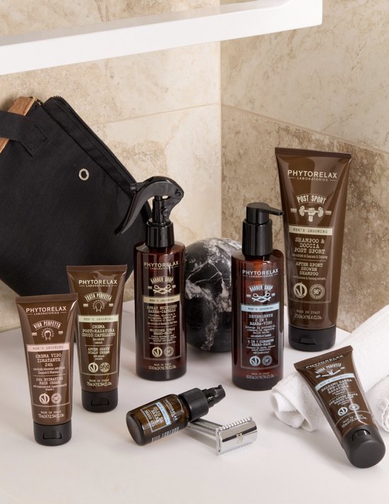 PhytoRelax mannen verzorgingsproducten, scheermesje en toilettas op een betegelde achtergrond.