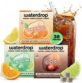 Verpakkingen van waterdrop frisdrank in cola, sinaasappel en citroen-limoen smaken met citroen, sinaasappel en limoen partjes. Een glas met bruine koolzuurhoudende drank staat ernaast.