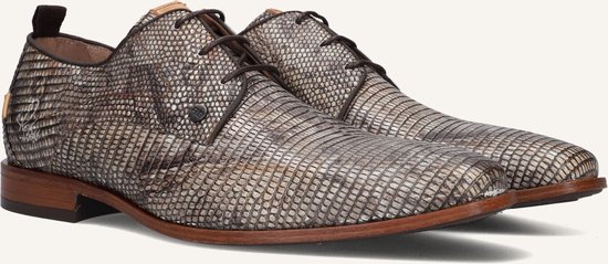 Bruine lage veterschoenen met reptielenprint en bruine veters.