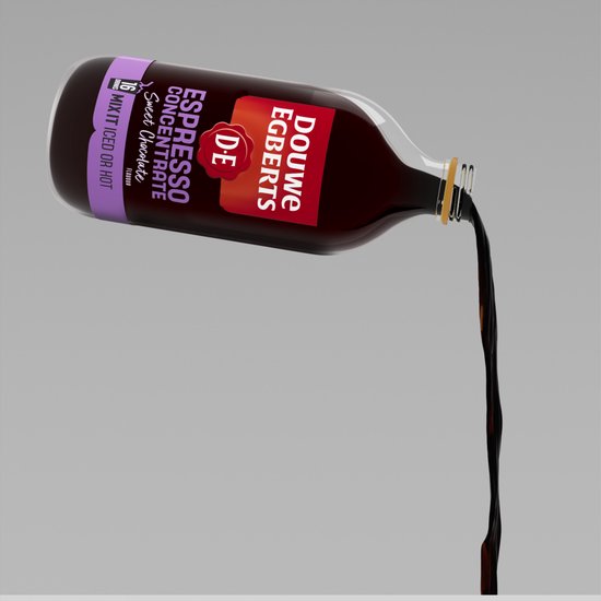 Douwe Egberts espresso concentrate, zoete chocolade smaak, wordt uit een fles geschonken.