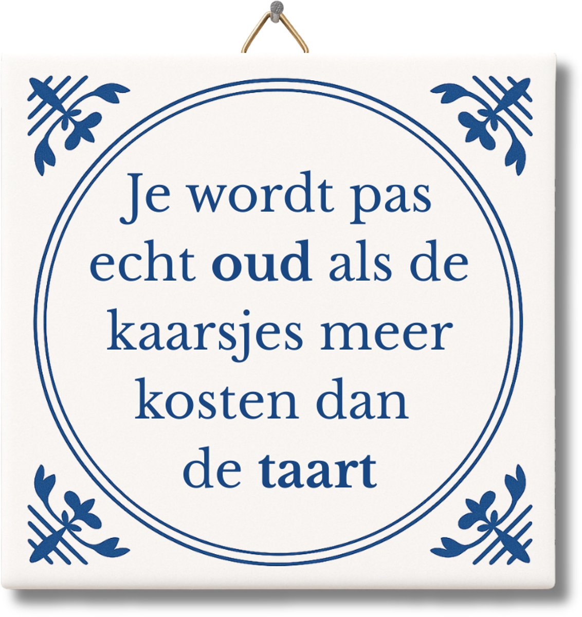 Tegeltje met Tekst van NietMokken® – Je wordt pas echt oud als de kaarsjes meer kosten dan de taart – Grappig Verjaardag Tegeltje – Cadeau voor verjaardag, man of vrouw – Met premium verpakking, gratis viltje en ansichtkaart – Glossy