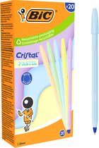 Doos met 20 BIC Cristal pennen in pastelkleuren, met een lichtblauwe pen ernaast.