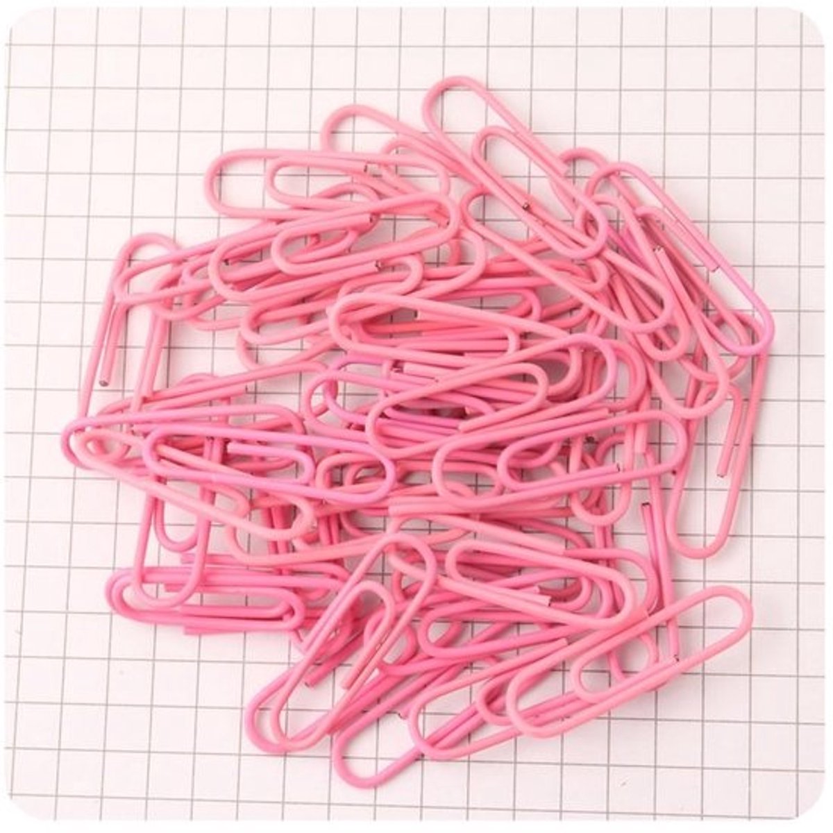 100 stuks roze metalen paperclips 28 mm met kunststof coating - duurzaam en roestbestendig - ideaal voor papieren, school- en kantoorbenodigdheden