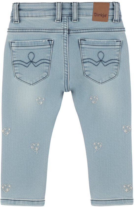 Achterkant van lichtblauwe Dirkje jeans met hartjespatroon, twee achterzakken en bruin merklabel op de tailleband.