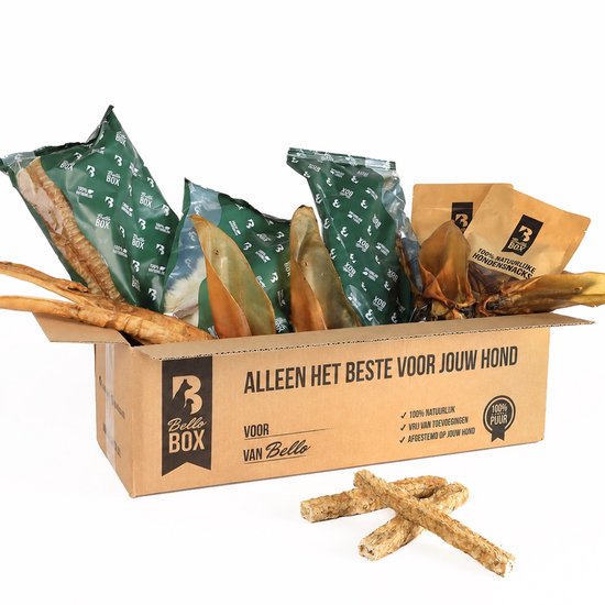 Een open kartonnen doos gevuld met natuurlijke hondensnacks.