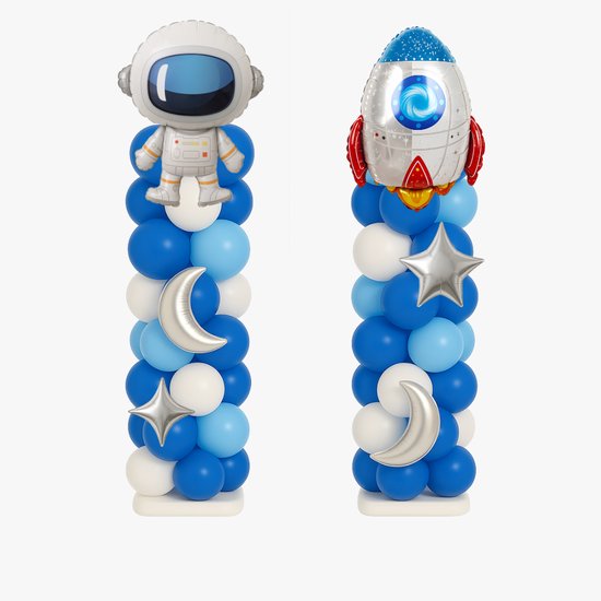 Twee Galaxy ballonnenpilaren, versierd met astronaut, raket, maan, sterren en blauwe, witte ballonnen.