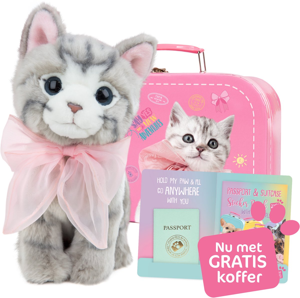 Studio Pets® Britse Korthaar kat knuffel Bella 23 cm set met GRATIS koffertje – pluche knuffel met roze kartonnen koffer, paspoort en stickerboek