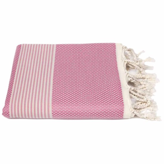 Roze hamamdoek met off-white strepen en franjes. Textuur van kleine vierkantjes aan één kant, strepen aan de andere kant.