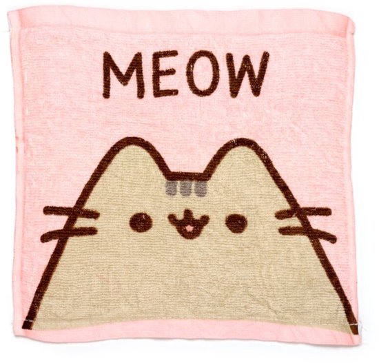Lichtroze handdoekje met de tekst 'MEOW' en een bruine, cartoonachtige kattenkop van Pusheen.