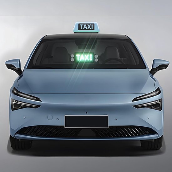 Blauwe moderne taxi met een verlicht 'TAXI'-bord op het dak en een groen oplichtend 'TAXI'-bord in de voorruit.